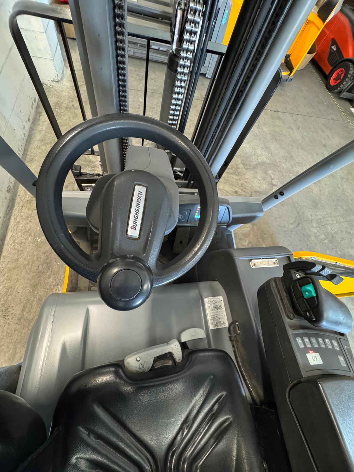 Carrello elevatore frontale elettrico Jungheinrich EFG 320