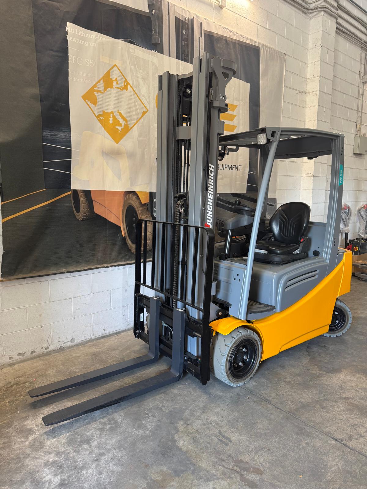 Carrello elevatore frontale elettrico Jungheinrich EFG 320 
