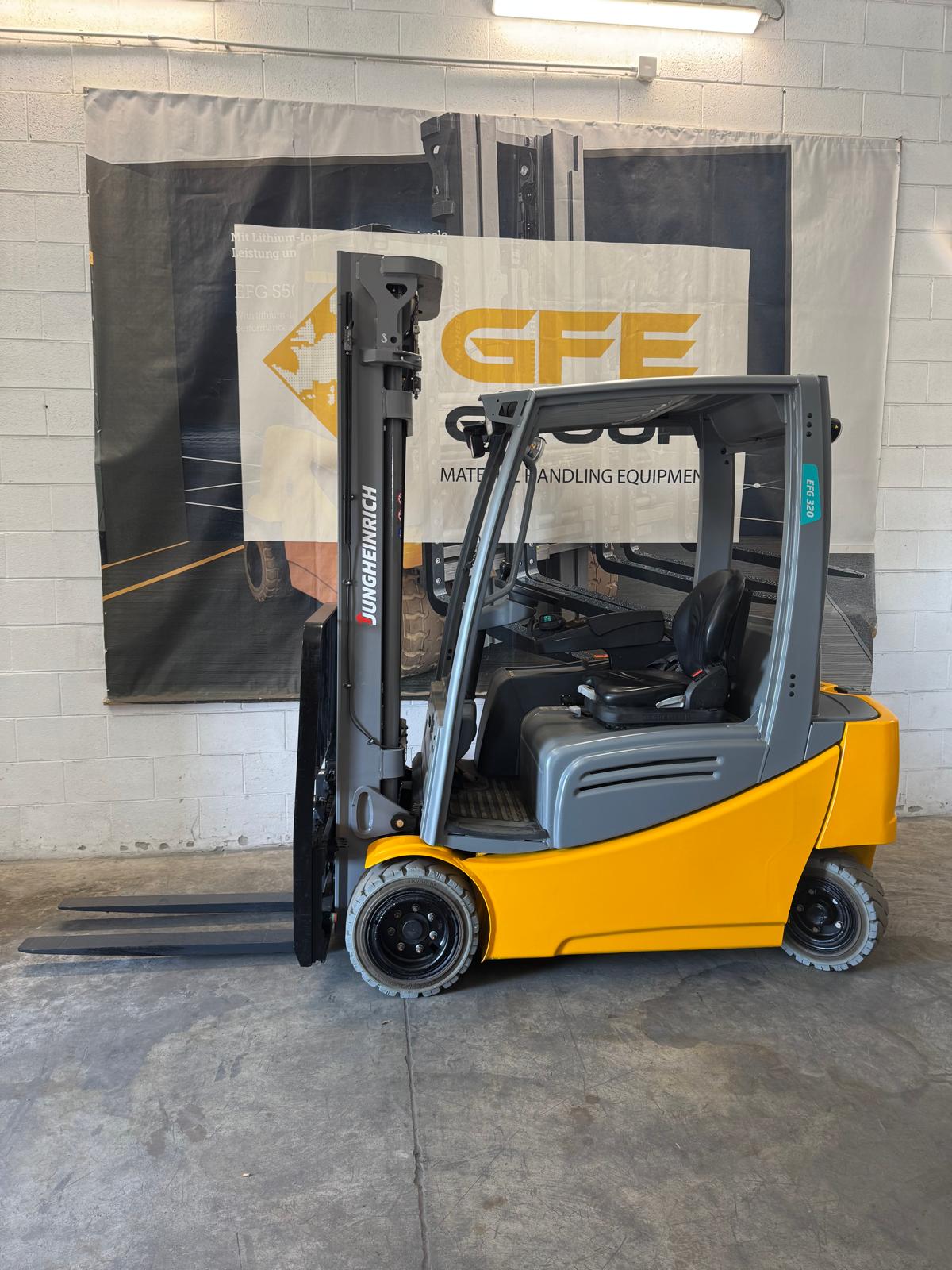 Carrello elevatore frontale elettrico Jungheinrich EFG 320 