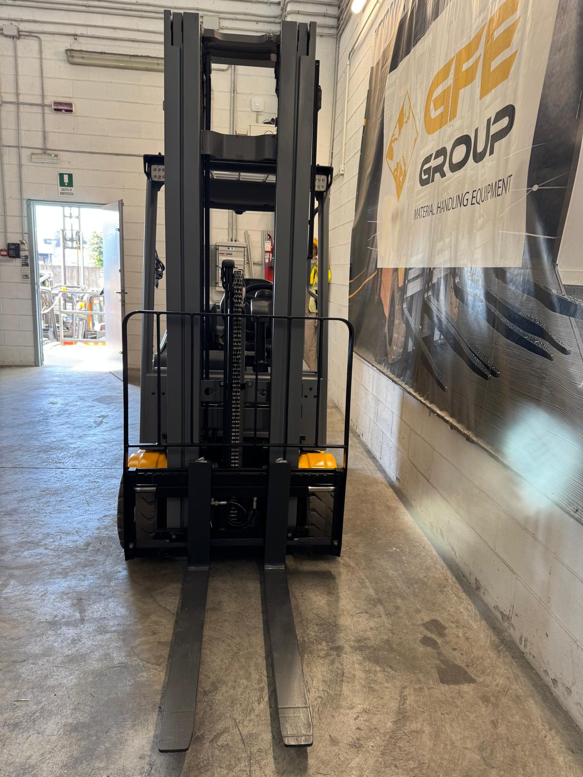 Carrello elevatore frontale elettrico Jungheinrich EFG 320 