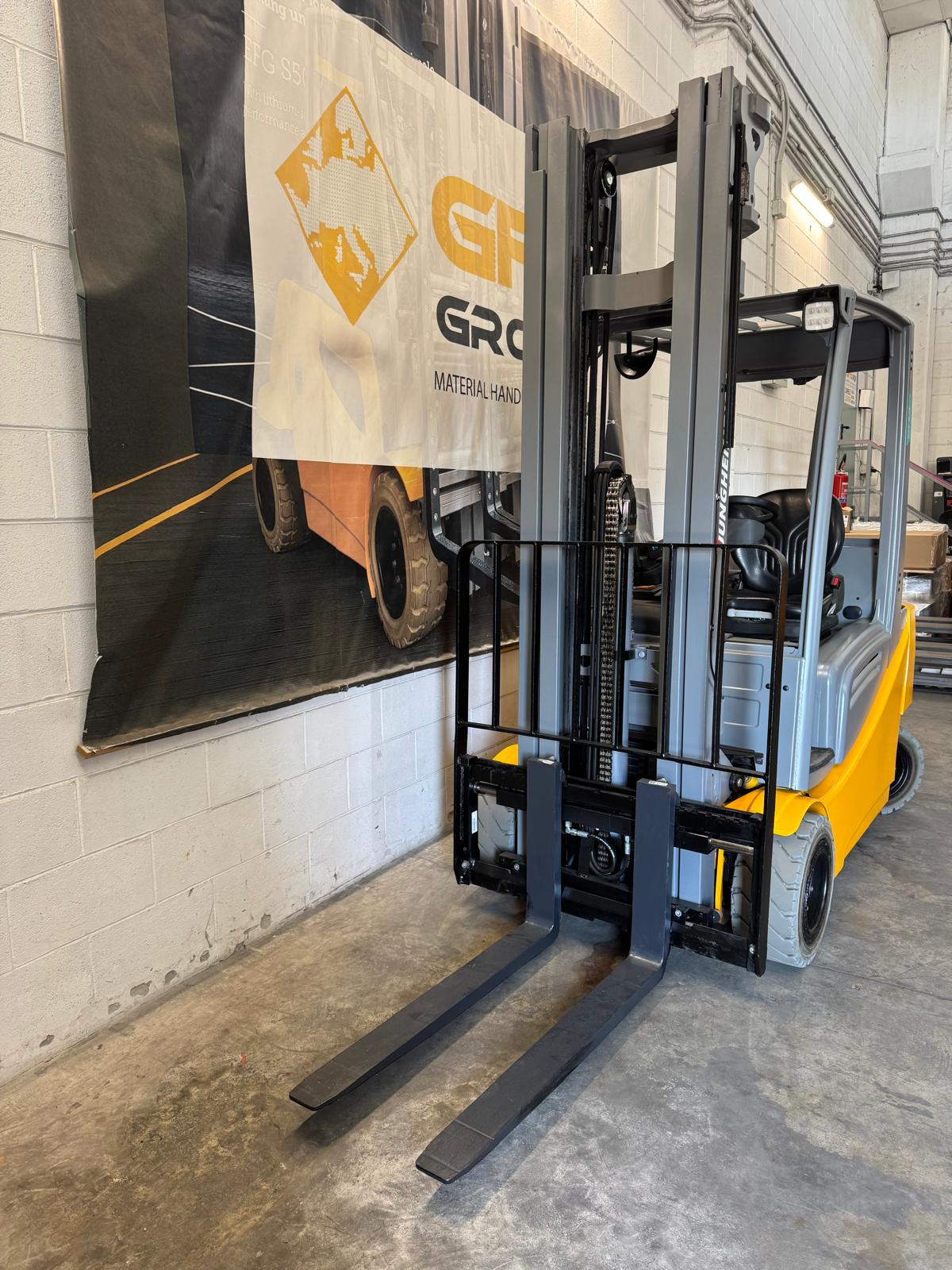 Carrello elevatore frontale elettrico Jungheinrich EFG 320 