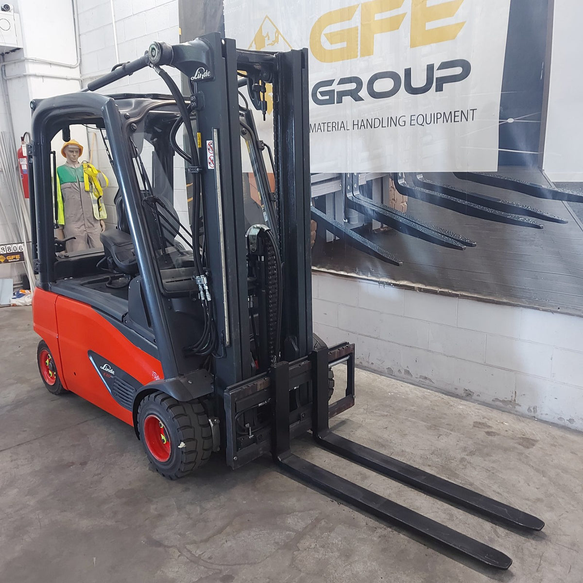 Linde E20PL-02 usato 2019 - vista anteriore con montante triplex
