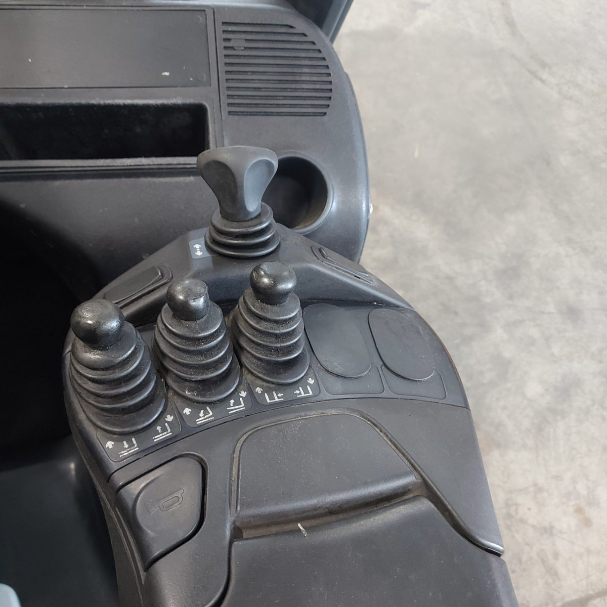 Linde E20PL-02 usato 2019 - comandi idraulici
