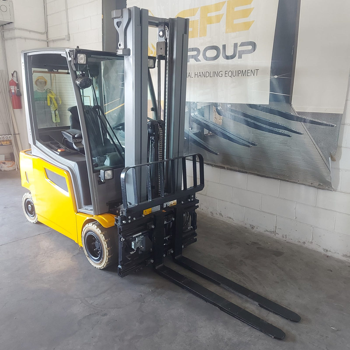 Jungheinrich EFG 320 usato 2018 - vista anteriore con montante triplex
